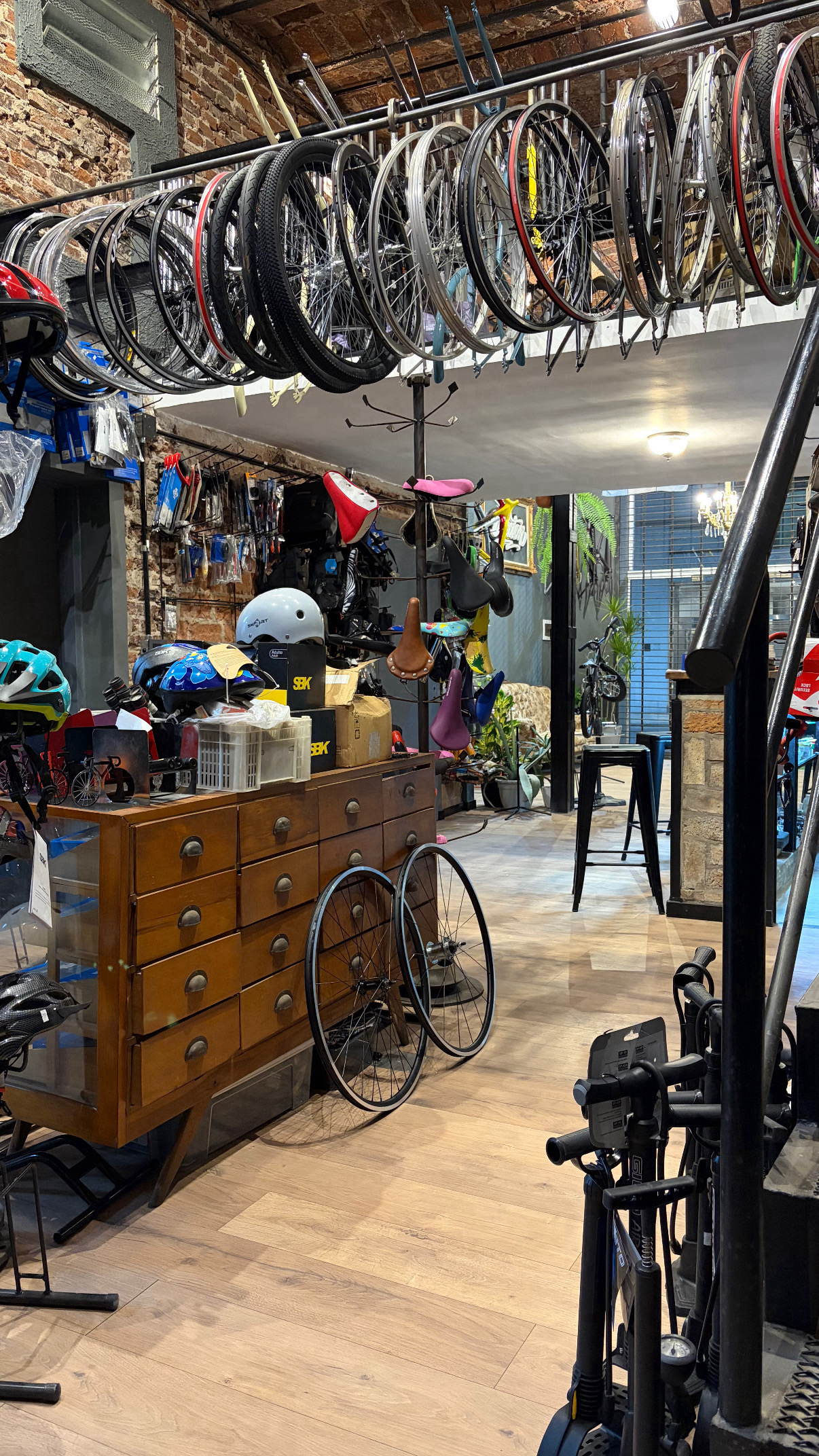 Bicicletas exhibidas en el showroom Duxton
