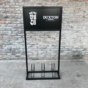 Estación con cartel (3 bicicletas)